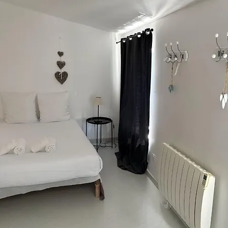 C'est Maison Bleue Apartment *